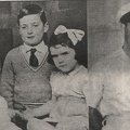 Οκτώβριος 1945. 10) Ο James Mackie  με τα παιδιά του. Όταν έγινε το ναυάγιο ήταν 37 ετών. Χάθηκε εκείνη τη μέρα χωρίς να εντοπιστεί ποτέ το πτώμα του.jpg