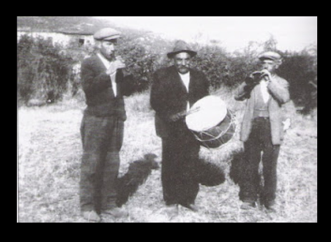 3. Το παραδοσιακό μουσικό συγκρότημα του Λειβαρτζίου, \'\'Τα ταβούλια\'\', δεκαετία 1960.jpg