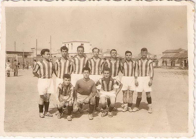 10. Ο Ηρακλής Πατρών (ιδρύθηκε το 1930, με έδρα το Βλατερό) στο γήπεδο των Προσφυγικών, 1945(περίπου).jpg