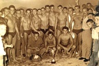 22. Η ομάδα νέων τού ΝΟΠ γιορτάζει τη μεγάλη νίκη επί του Ολυμπιακού, με σκορ 6-4, στον τελικό τού Πανελληνίου Πρωταθλήματος Νέων, 1961