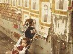 37. Ο Θεόδωρος Άννινος σε αφίσες. Παραμονές εκλογών τού 1982, η σύζυγός του Ηλέκτρα Άννινου φωτογραφίζει τα παιδιά της με φόντο τις αφίσες του πατέρα τους