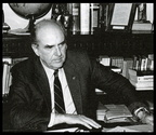 8. Ο Ανδρέας Παπανδρέου (1919-1996). Διετέλεσε υπουργός ενώ το 1981 εκλέγεται για  πρώτη φορά πρωθυπουργός τής Ελλάδας. Η φωτό είναι από τη δεκαετία τού '80