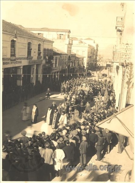 5. Κηδεία στρατιωτικού. Η πομπή περνά από την Αγίου Νικολάου, 1936.JPG
