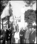 10. Ο Πανηπειρωτικός Σύλλογος, με τη σημαία του, στο χώρο κατάθεσης στφάνων τής Πλατείας Όλγας, 28η Οκτωβρίου 1952