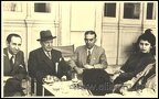 17. Εκκίνηση των μοτοσυκλετικών αγώνων Πατρών - Αθηνών, 1954 (φωτό Νικόλαος Μπούρης), διακρίνονται οι διοργανωτές των αγώνων σε καφενείο