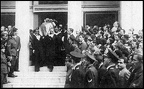 Οκτώβριος 1945. 2) Βγαίνοντας από το ναό μετά το τέλος τής νεκρόσιμης ακολουθίας