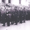 Οκτώβριος 1945. 4) Πλήθος κόσμου έξω από την Μητρόπολη για την κηδεία των Άγγλων ναυτικών