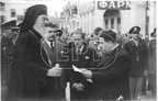 6. Ο Αρχιεπίσκοπος Αθηνών και Αντιβασιλεύς Δαμασκηνός προσφωνείται από το Δήμαρχο Πατρέων Ηλία Λάζαρη, 1945 (φωτό Πέτρος Πουλίδης)