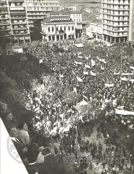 16. Προεκλογική συγκέντρωση Κωνσταντίνου Καραμανλή, 1974 (Πρακτορείο Ηνωμένων Φωτορεπόρτερ).JPG