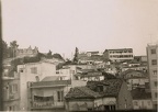 18. Άποψη της Άνω Πόλης. Περιοχή Κάστρου, όπου διακρίνεται και το Καραμανδάνειο Νοσοκομείο Παίδων (το μεγάλο κτίριο με τα πολλά παράθυρα και το σταυρό), 1973