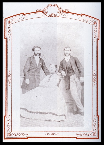 31. Φωτογραφία καθιστής γυναίκας με δύο άνδρες, τέλος 19ου αι. (φωτό Σπύρος Καλυβωκάς).jpg