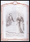 31. Φωτογραφία καθιστής γυναίκας με δύο άνδρες, τέλος 19ου αι. (φωτό Σπύρος Καλυβωκάς)