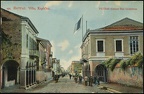 4. Η Κορίνθου από τη γωνία με την Κολοκοτρώνη. Δεξιά η Ιταλική σχολή στη θέση τής οποίας χτίστηκε μετέπειτα το Παράρτημα, 1900