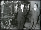 1. Ο Νίκος Μόρφης και ο Νίκος Χριστάρας ως μηχανικοί προβολής στο Ιντεάλ, με τη μηχανή προβολής Ουέστερν Ελέκτρικ, 1954