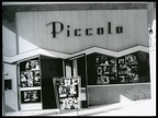 1. Piccolo. Ο κινηματογράφος άρχισε τη λειτουργία του στις 20 Νοεμβρίου 1971, στο ισόγειο πολυκατοικίας στη συμβολή των οδών Καρόλου & Ρήγα Φεραίου