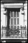 22. Λεπτομέρεια από την πρόσοψη της οικίας Χαϊδόπουλου στη Γούναρη και Κορίνθου, όπου στεγαζόταν η Εθνική Τράπεζα, δεκαετία 1960