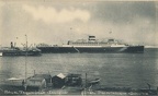 15. Το λιμάνι. Αγκυροβολημένο το πλοίο "Σατούρνια" μπροστά στο λιμάνι