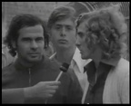 1973 ιβ. Παίκτες τής Παναχαϊκής μιλούν στον Αντρέα Μπόμη για την πρόκριση της ομάδας επί της Αυστριακής Γκράτσερ. Εδώ ο Βασίλης Στραβοπόδης μαζί με τον Πέτρο Λεβεντάκο