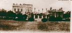12. Η πλατεία Υψηλών Αλωνίων (αριστερά διακρίνεται το σπίτι τού Βουρλούμη με τα αγάλματα του δωδεκάθεου)