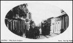 5. Το τραμ στην Αγίου Ανδρέου στο ύψος τής Αγοράς Αργύρη, λίγο πριν τη διασταύρωση με Ζαΐμη