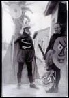 4. Ο Αλέκος Χαράρης με το φίλο του Βασίλη Μανθόπουλο. Απόκριες στα προσφυγικά, 1946