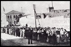 9. Προσέλευση εργατών στην εριουργία Αναστασόπουλου , 1930
