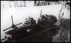 15. Ο Ανδρέας Γιαννακόπουλος δίπλα στο νέο τόρνο τού μεταλλουργείου του, 1945