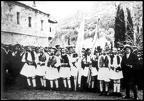 13. Μαθητές φουστανελοφόροι στην Αγία Λαύρα, ανήμερα της Εθνικής Εορτής για την 25η Μαρτίου, 1935