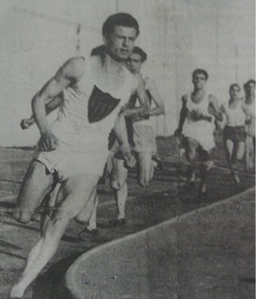 6. Λουκάς Αδαμόπουλος γεννήθηκε το 1928 στην Πάτρα. Ήταν αθλητής στίβου (στα 800 και 1.500 μ.) τής Παναχαΐκής και της Εθνικής ομάδας στίβου